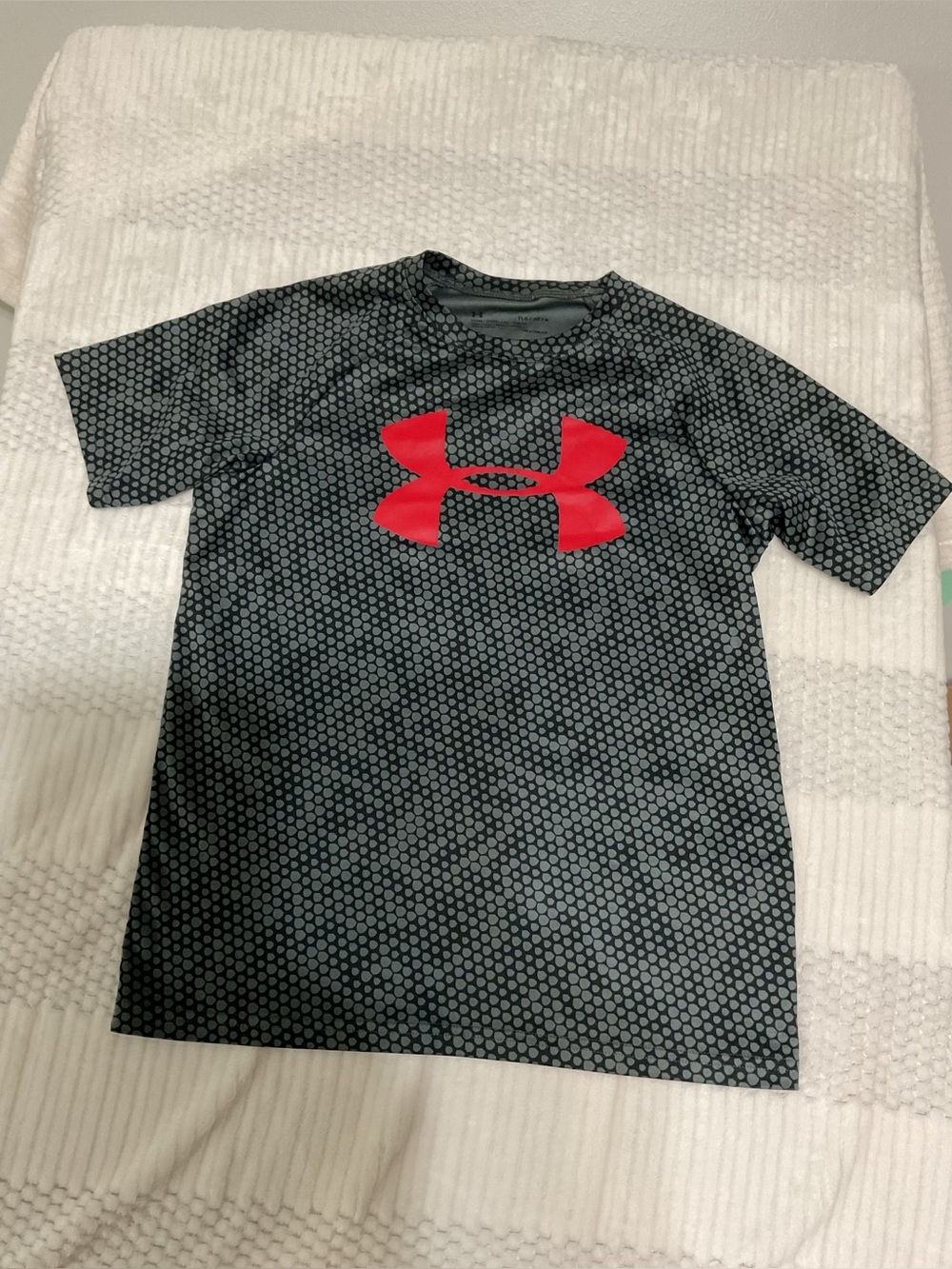 Under Armour Black Hex-Pattern Short Sleeve Tee with Red Logo Size YLG